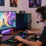 Gamer bermain ligagalaxy di ruang permainan modern dengan pencahayaan RGB.